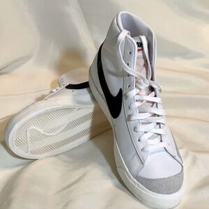 NWOT - Nike Blazer Mid 77
